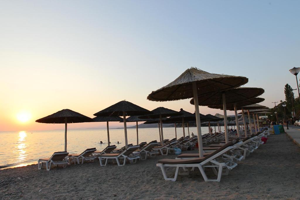 Meliton Inn Hotel & Suites By The Beach Neos Marmaras Exterior foto