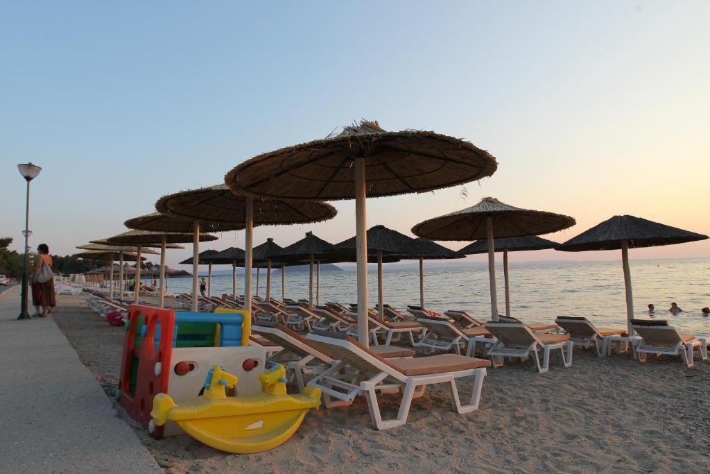 Meliton Inn Hotel & Suites By The Beach Neos Marmaras Exterior foto