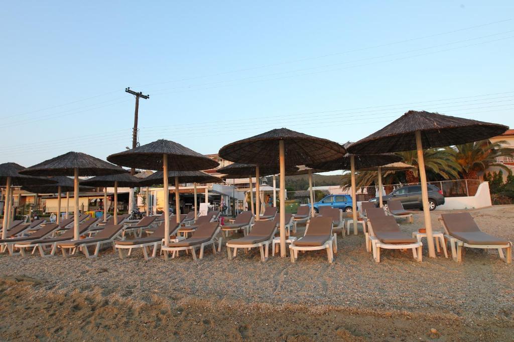 Meliton Inn Hotel & Suites By The Beach Neos Marmaras Exterior foto